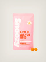 Gomitas con THC Delta 9 y CBD marca Snoozy Love Is all you need intimacy gummies peach flavored